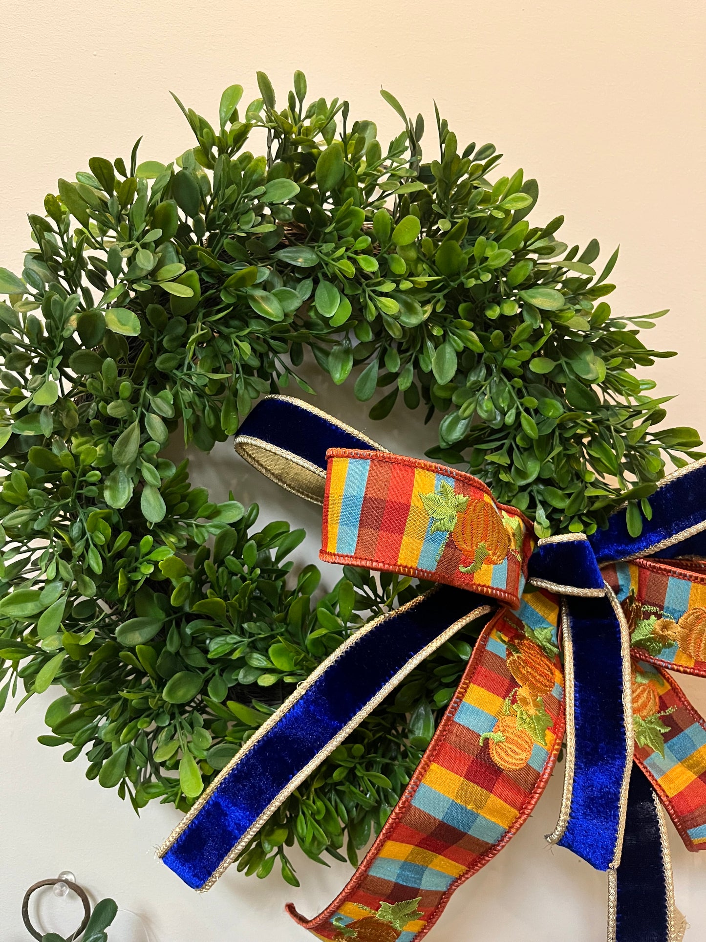 12” Evergreen Boxwood Wreath w bow